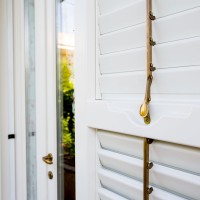 Particolare persiana in legno laccato bianco