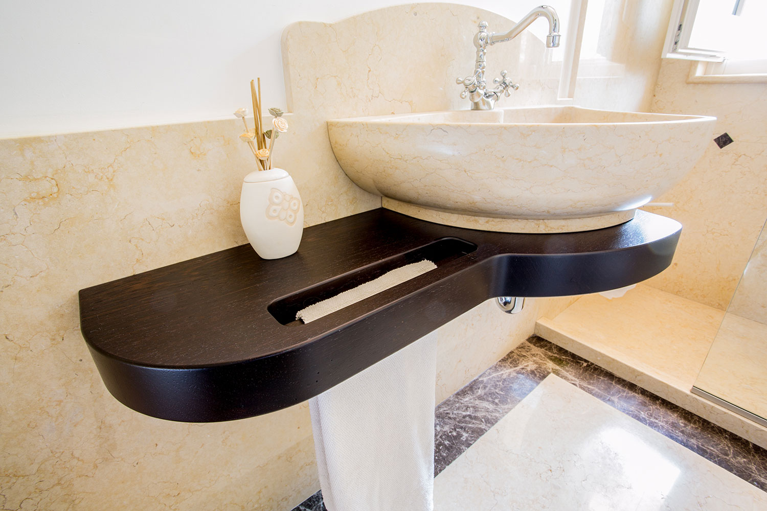 Lavabo sagomato in massello di Wenge