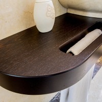 Dettaglio mensolone e porta asciugamani lavabo in Wenge