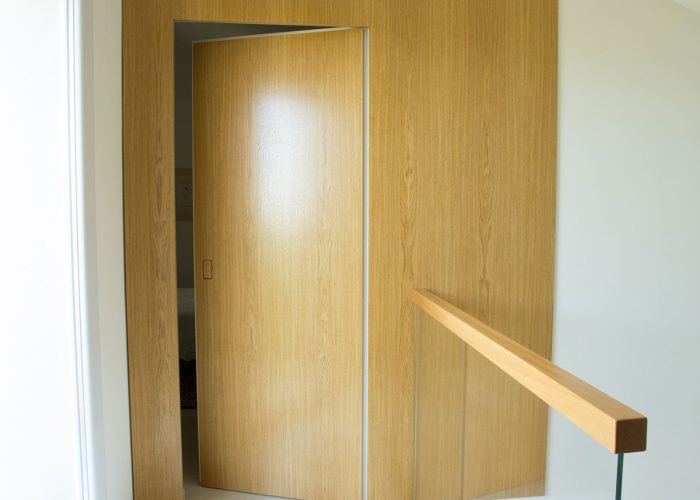 Porta a scomparsa in massello e listellare di rovere. Porta a scomparsa in massello e listellare di rovere.