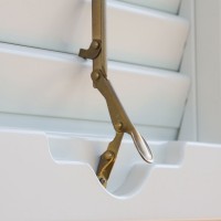 Particolare persiana in legno laccato bianco