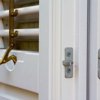 Particolare persiana in legno laccato bianco