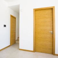 Porta in rovere trasversale con telaio e mostrine in legno massello di rovere